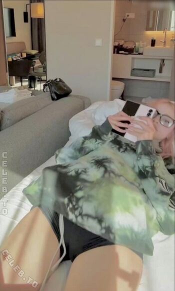Full leaked Honeypuu private photo