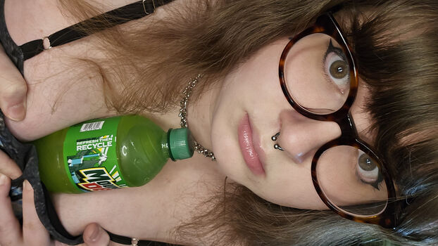 Hotgirldrinksdew