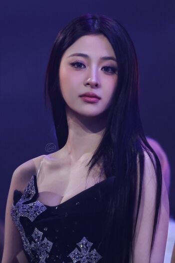 Huh Yunjin 허윤진