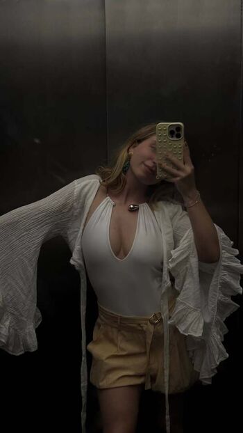 Full leaked Iamcarlavoicu private photo