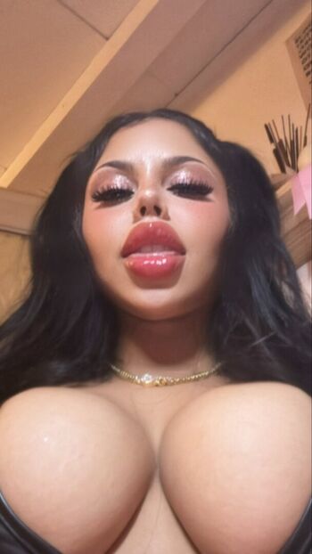 Full leaked Iluvcinnie private photo