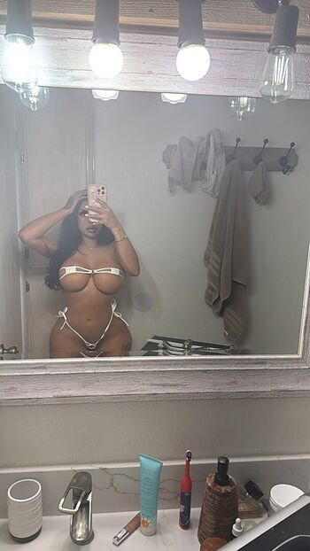 Full leaked Iluvcinnie private photo