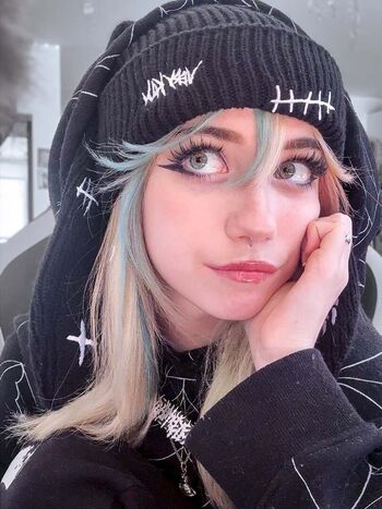 Full leaked Iluvmeww page private photo