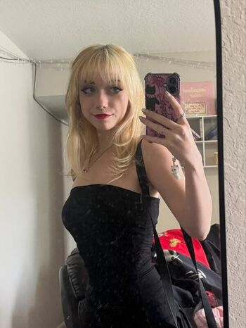 Full leaked Iluvmeww page private photo