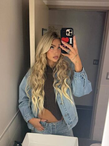 Full leaked Izzi dame page private photo