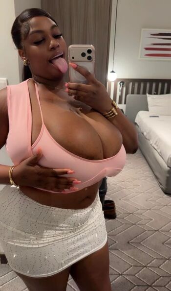 Full leaked Karachika private photo