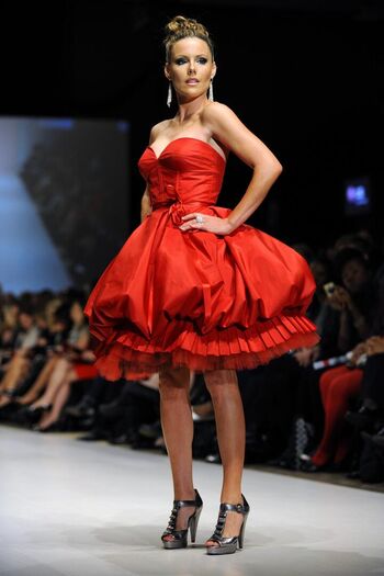 Kathleen Robertson (canadian girl)