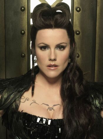 Kathleen Robertson (canadian girl)