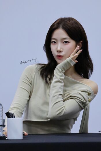 Kazuha Nakamura 中村 一葉 | LESSERAFIM