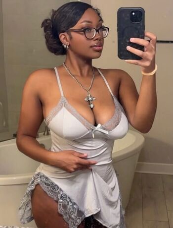 Full leaked Kcurieuse private photo