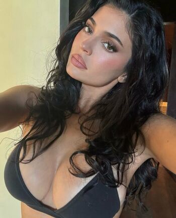 Full leaked Kylie jenner  page private photo