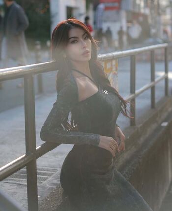 Laurensia Ineke Lrnsiakke ????????