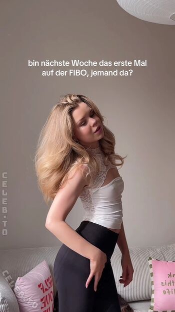 Full leaked Lea peach  page private onlyfans photo