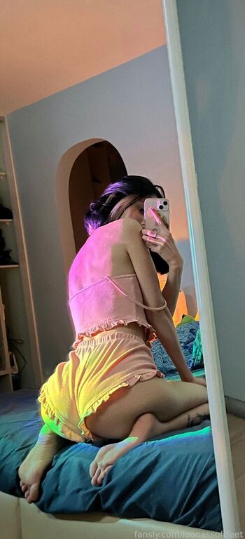 Full leaked Loonassoftfeet private photo
