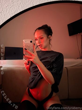Full leaked Lyrafoxx private photo