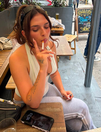 Full leaked Mae muller private photo
