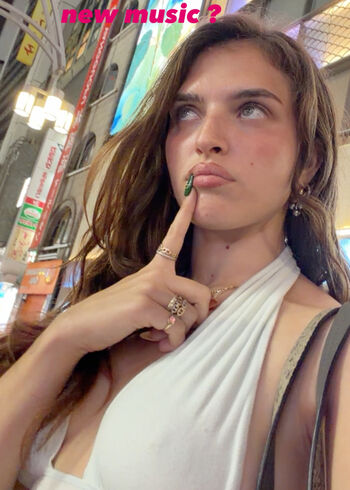 Full leaked Mae muller private photo