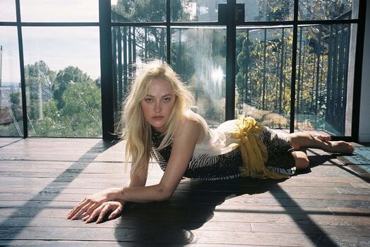 Full leaked Maika monroe page private photo