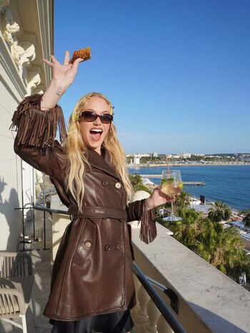 Full leaked Maika monroe private photo