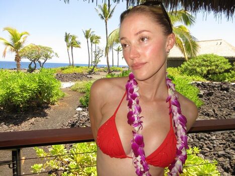 Full leaked Maika monroe private photo