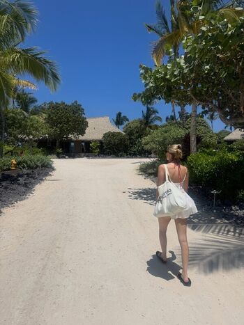 Full leaked Maika monroe private photo