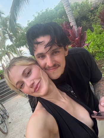 Full leaked Maika monroe private photo