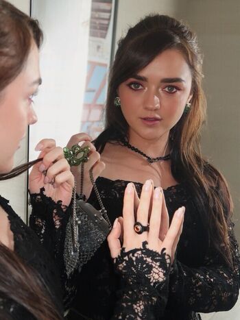 Full leaked Maisie williams page private photo