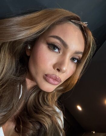 Maureen Montagne (Miss Globe 2021)