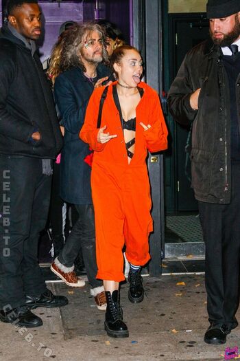 Full leaked Miley cyrus page private photo
