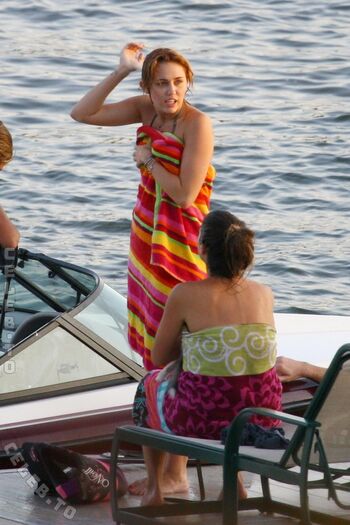Full leaked Miley cyrus page private photo