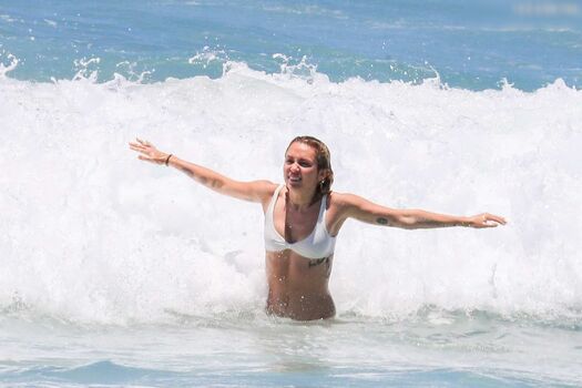 Full leaked Miley cyrus page private photo