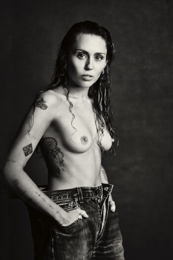 Full leaked Miley cyrus page private photo
