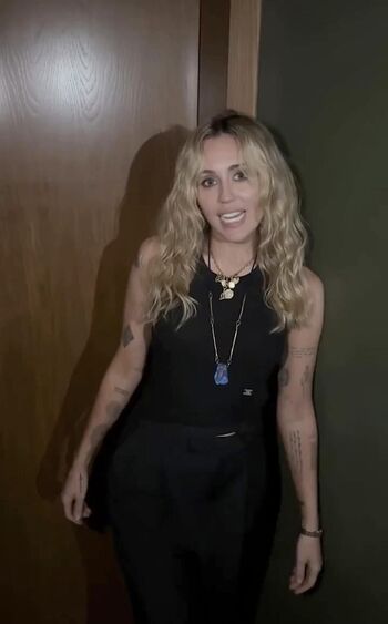 Full leaked Miley cyrus page private photo
