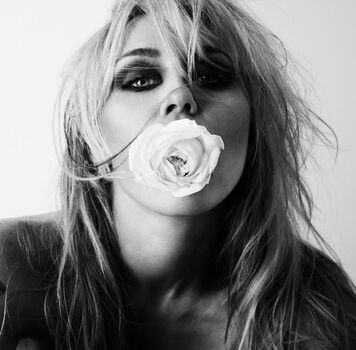 Full leaked Miley cyrus page private photo