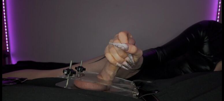 Full leaked Mistresslongnails private photo
