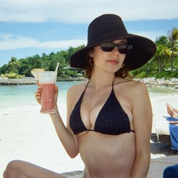 Full leaked Molly gordon private photo