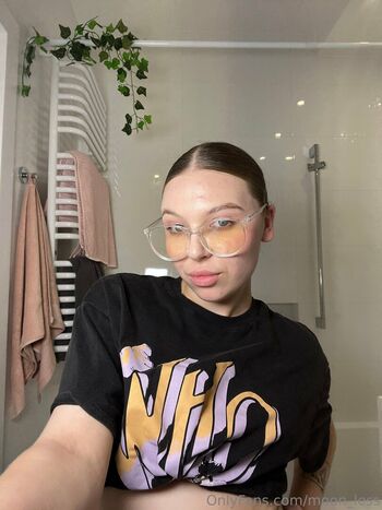 Full leaked Moon less page private photo