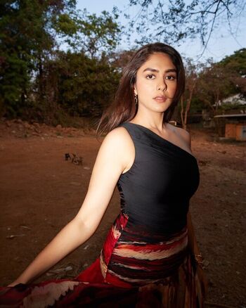 Full leaked Mrunal thakur private photo
