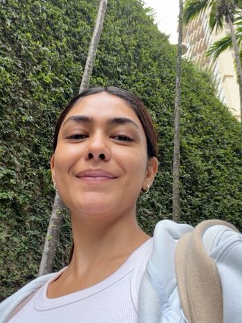 Full leaked Mrunal thakur private photo