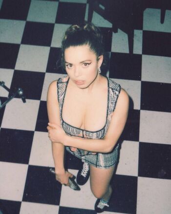 Full leaked Nilufer yanya private photo