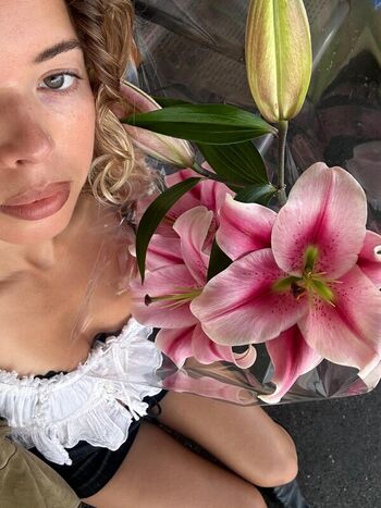 Full leaked Nilufer yanya private photo