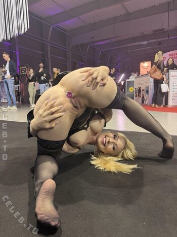 Full leaked Nude in public page private photo