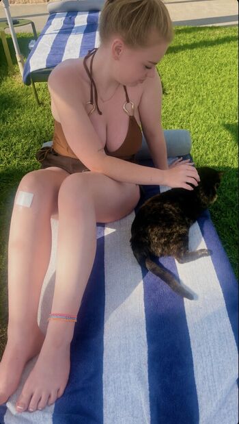 Full leaked Peachylivv private photo