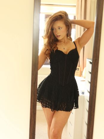 Full leaked Phoebeisginger private photo