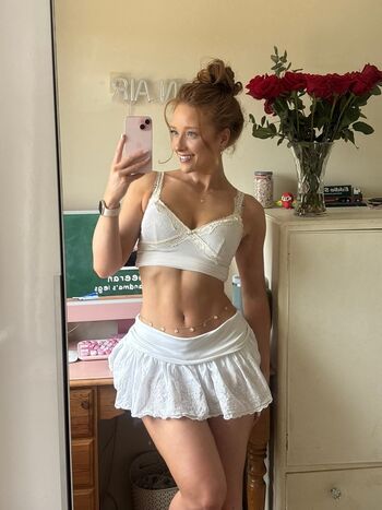 Full leaked Phoebeisginger private photo