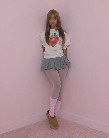 Full leaked Pinkpantheress private photo