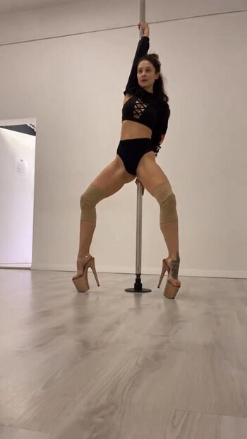 Full leaked Pole dance private photo