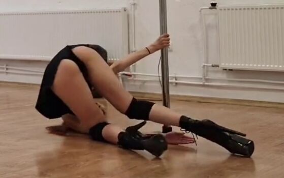 Full leaked Pole dance private photo
