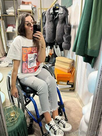 Full leaked Pretty wheelchair girl private photo