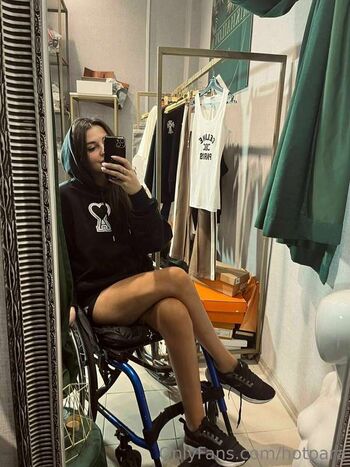 Full leaked Pretty wheelchair girl private photo